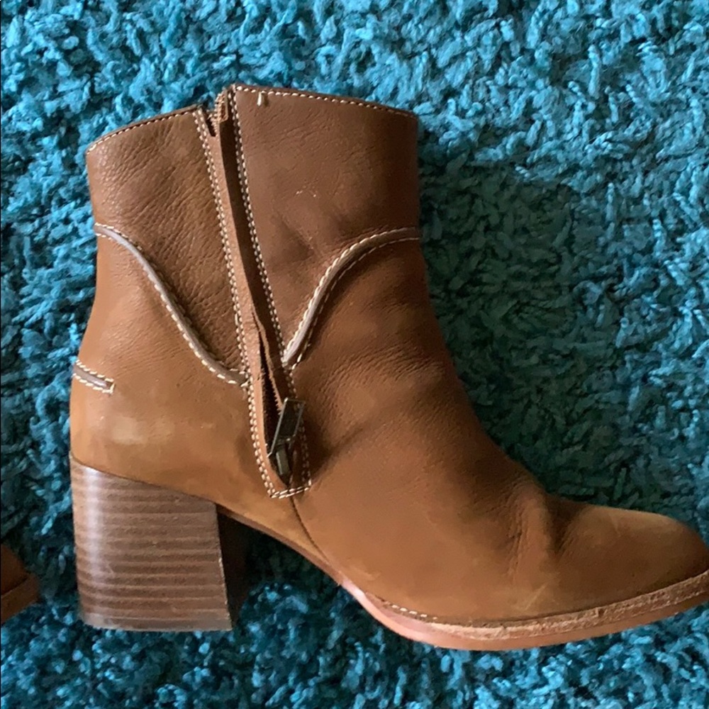 Ugg women’s side zip ankle boot